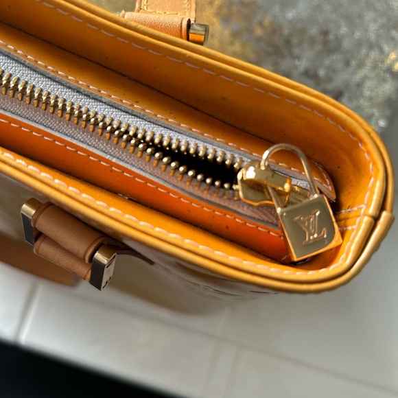 louis vuitton vernis in gold. - Picture 6 of 16